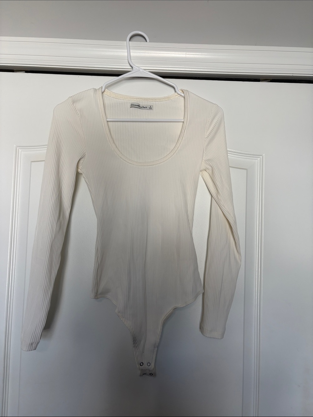 Abercrombie & Fitch Ribbed Scoop-Neck Long-Sleeve Bodysuit - Cream
